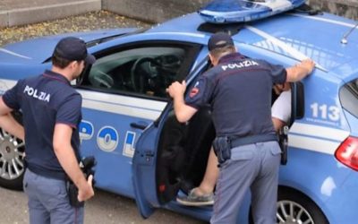 Rimini. LATITANTE DA OLTRE SETTE ANNI SORPRESO AD ALLESTIRE IL GIOCO DELLE “TRE CAMPANELLE” SUL LUNGOMARE DI RIMINI PER TRUFFARE I TURISTI: ARRESTATO DALLA POLIZIA DI STATO
