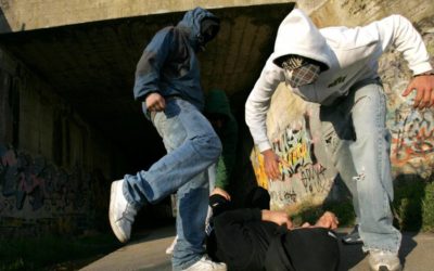 Rimini. Follia senza controllo: giovanissimi picchiano titolare minimarket, rubano merce poi tornano a minacciarlo con bastoni