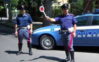 Rimini. Sfonda la vetrata di un’attività commerciale e ruba della merce: arrestato