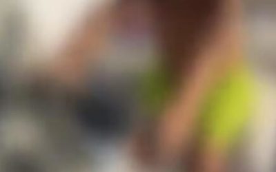 Bambino guida motoscafo. Il papà lo incita: ?Vai capitano?